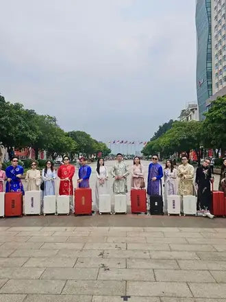 Retreat group with FLYCO luggage