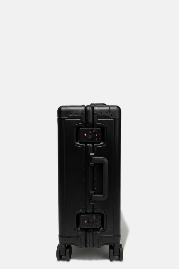 FLYCO black aluminium luggage — side view, latches